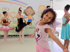 Ana Sofia de Olvieira, 9 anos, e bailarinas do Spazio Danza