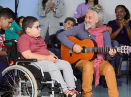 Apresentação do musicoterapeuta do HCB, Cláudio Vinícius, durante evento do grupo neuromuscular