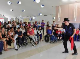 Mágico Tio André em apresentação no evento do grupo neuromuscular